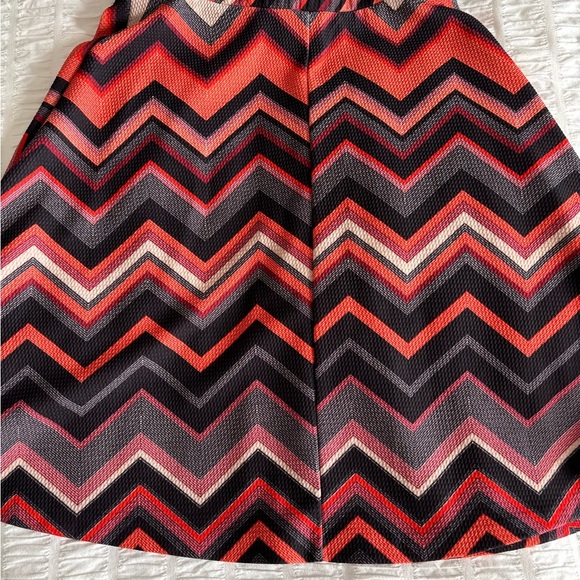 Retro Chevron Patterned Skirt - Salmon and Black - Picture 4 of 6